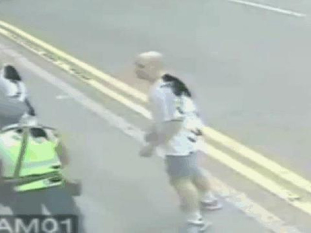 Clip Eva - Côn đồ "tung cước" đá gục cảnh sát giao thông ngay trên phố