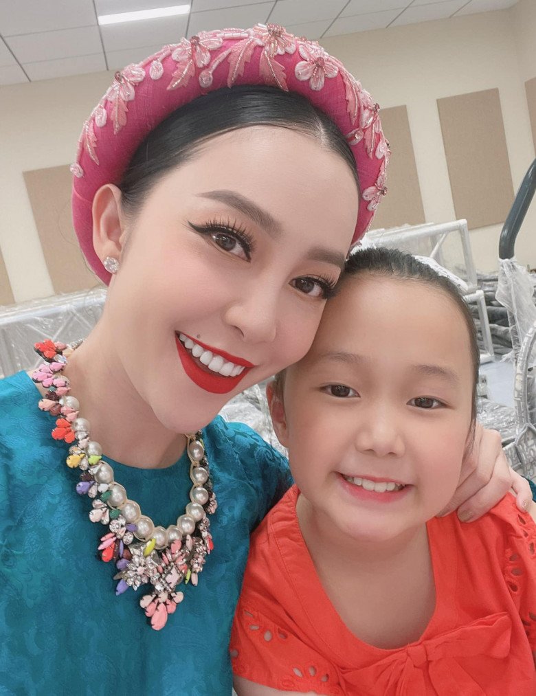 The girl was awarded by Ho Ngoc Ha amp;#34;dotamp;#34;  for Subeo 6 years ago, now she is growing and beautiful, DV dance - 4