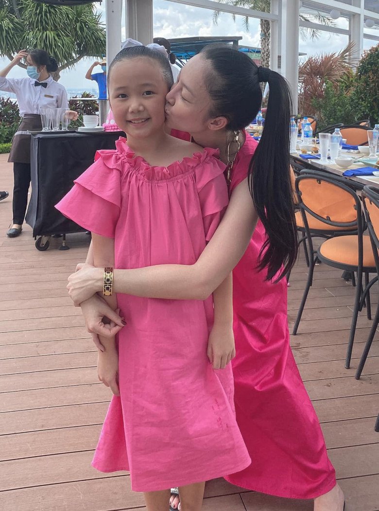 The girl was awarded by Ho Ngoc Ha amp;#34;dotamp;#34;  for Subeo 6 years ago, now she is growing and beautiful, DV dance - 8