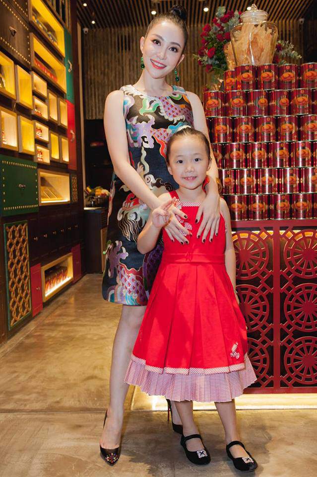 The girl was awarded by Ho Ngoc Ha amp;#34;dotamp;#34;  for Subeo 6 years ago, now she is mature and beautiful, DV dance - 6