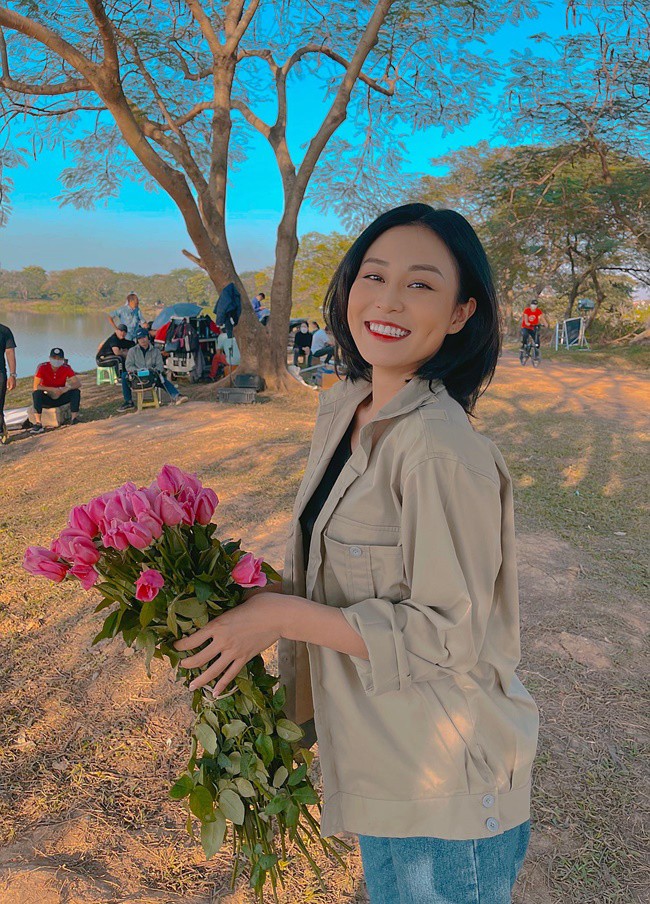 Who is the woman who left home because of a son, whose beauty is the same as Hoang Thuy Linh in The Way To The Flower Region?  - first