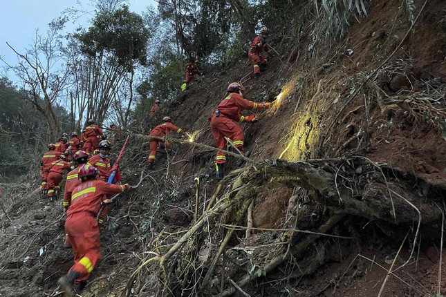 Found black box of Boeing 737 plane that crashed in China - 1