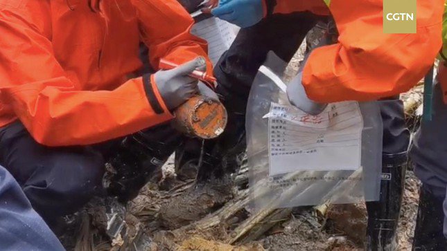 Finds black box of Boeing 737 plane that crashed in China - 2