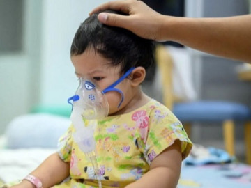 Trẻ mắc COVID-19 bị sốt, đau đầu kèm nôn, liệu có ảnh hưởng tới não?