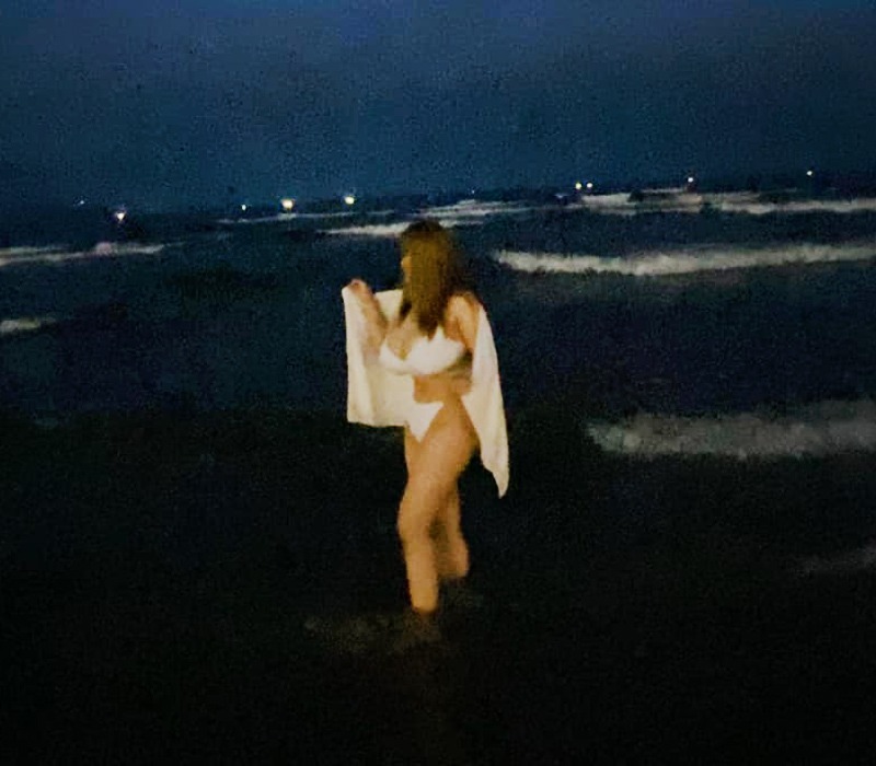 Tuy nhiên, khi đi ra biển, người đẹp lại hút sóng với màn thả dáng với bikini khoe siêu phẩm trời ban.
