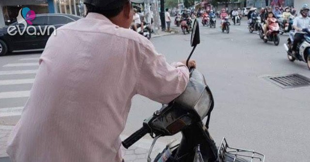 The motorcycle taxi driver wins the jackpot, comes back to life when he has billions and a unique way of shopping