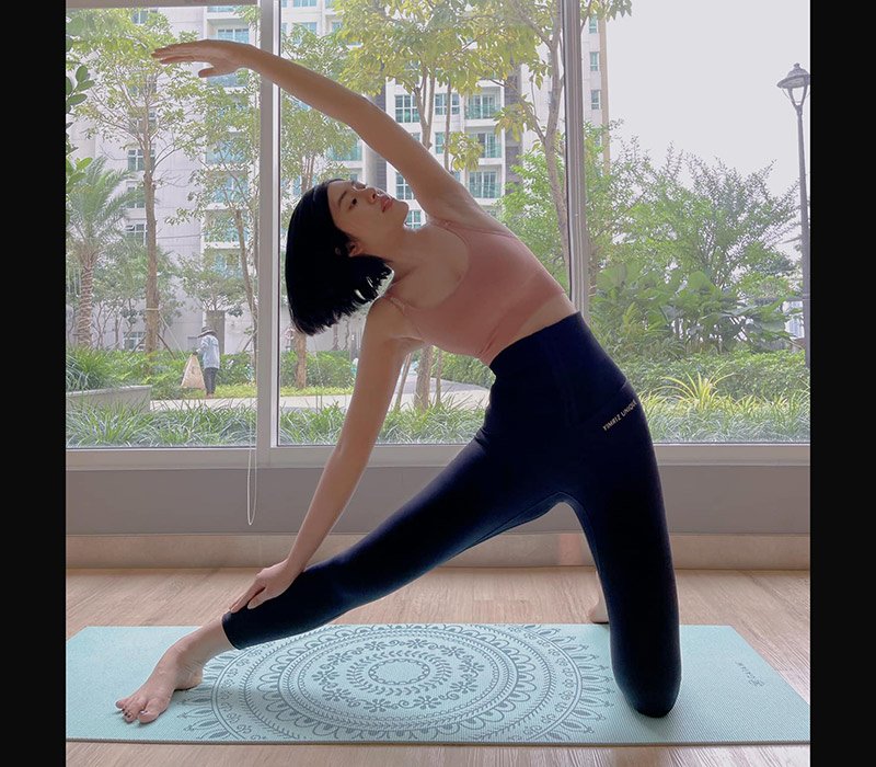 Huỳnh Tiên cũng thường xuyên dành những buổi sáng tinh mơ để tập luyện yoga chăm sóc sức khỏe và vóc dáng.
