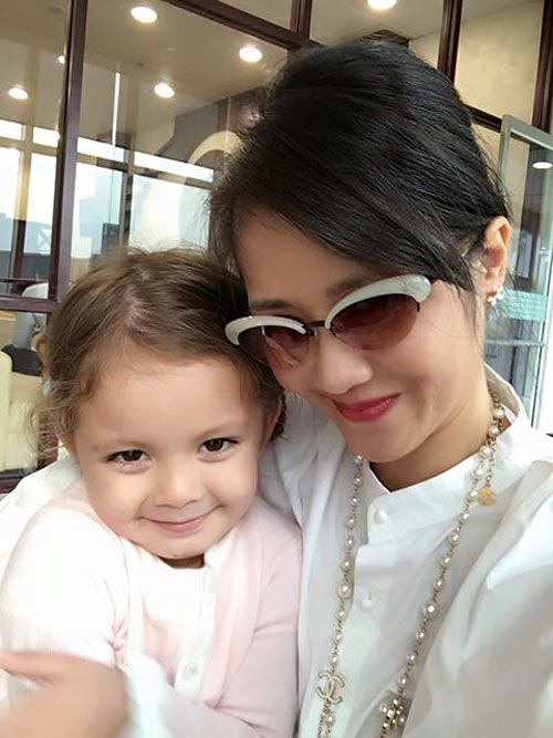 Con gái Đông Nhi 17 tháng đã selfie chuyên nghiệp cùng mẹ, biết chu môi cực đáng yêu - 18
