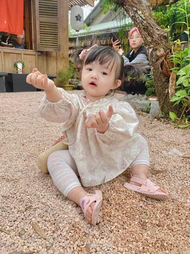 Con gái Đông Nhi 17 tháng đã selfie chuyên nghiệp cùng mẹ, biết chu môi cực đáng yêu - 10