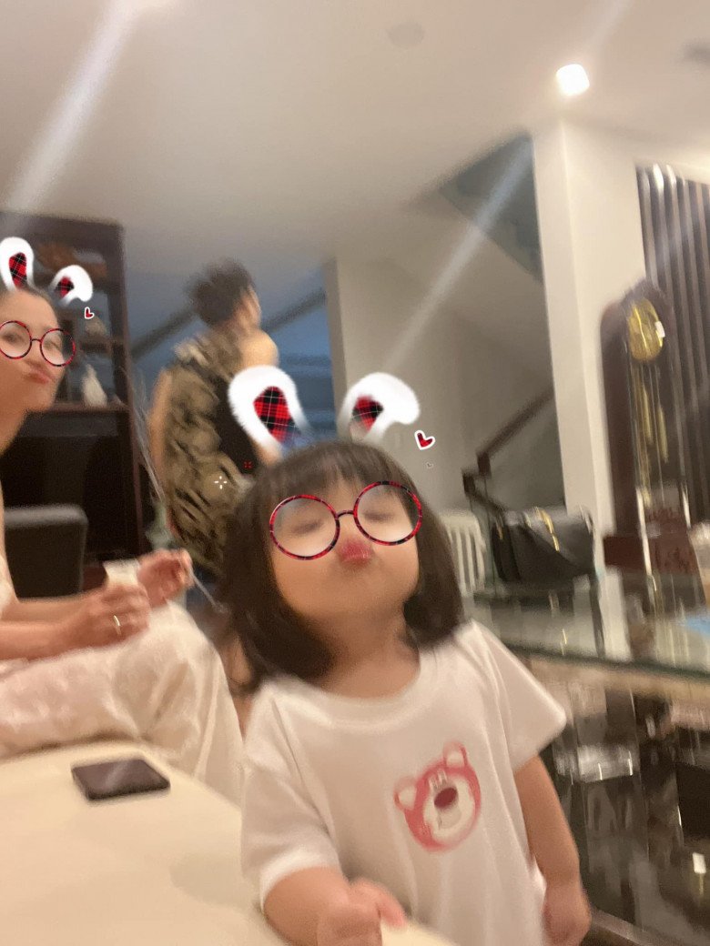 Con gái Đông Nhi 17 tháng đã selfie chuyên nghiệp cùng mẹ, biết chu môi cực đáng yêu - 8