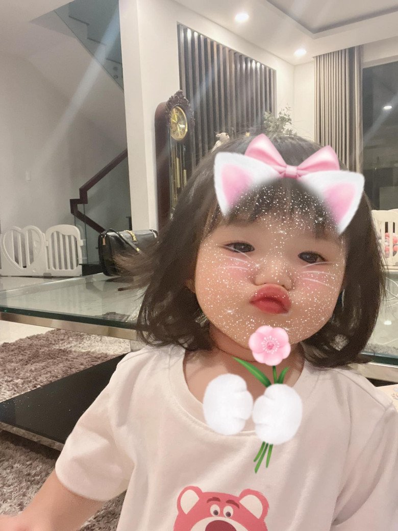 Con gái Đông Nhi 17 tháng đã selfie chuyên nghiệp cùng mẹ, biết chu môi cực đáng yêu - 3
