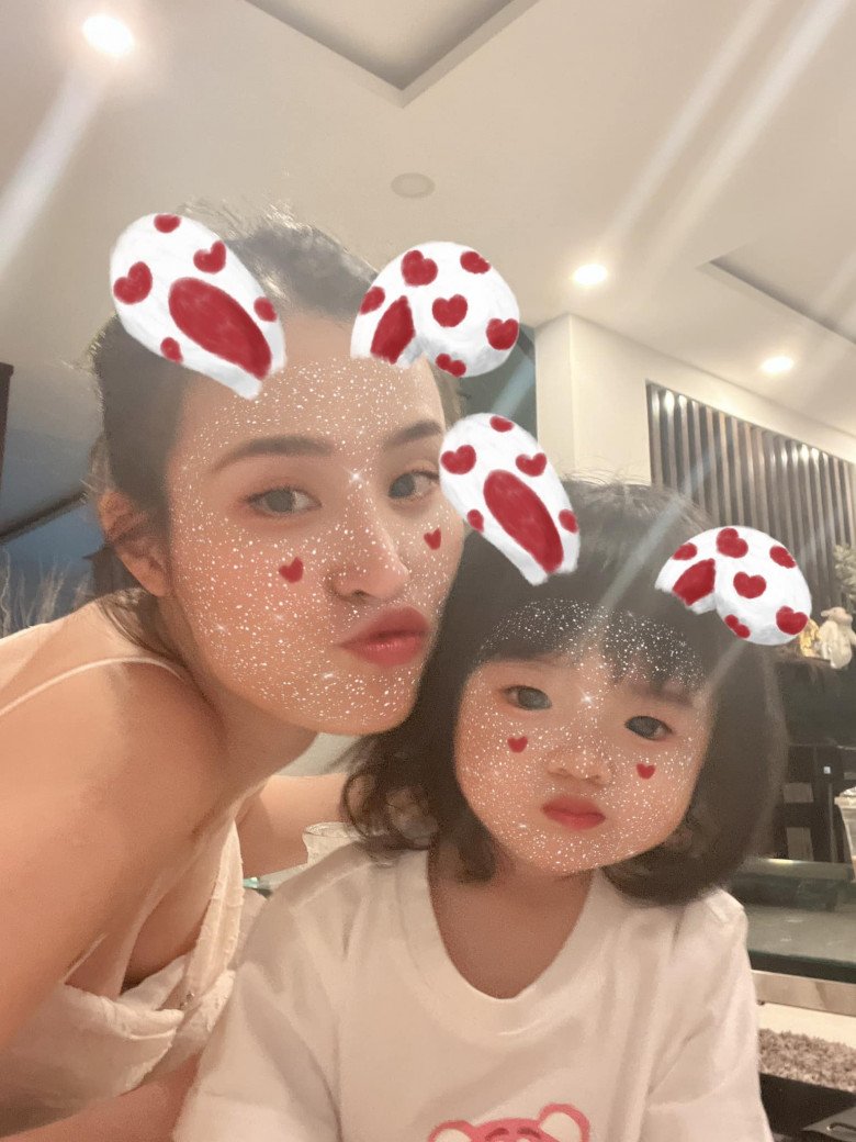 Con gái Đông Nhi 17 tháng đã selfie chuyên nghiệp cùng mẹ, biết chu môi cực đáng yêu - 6