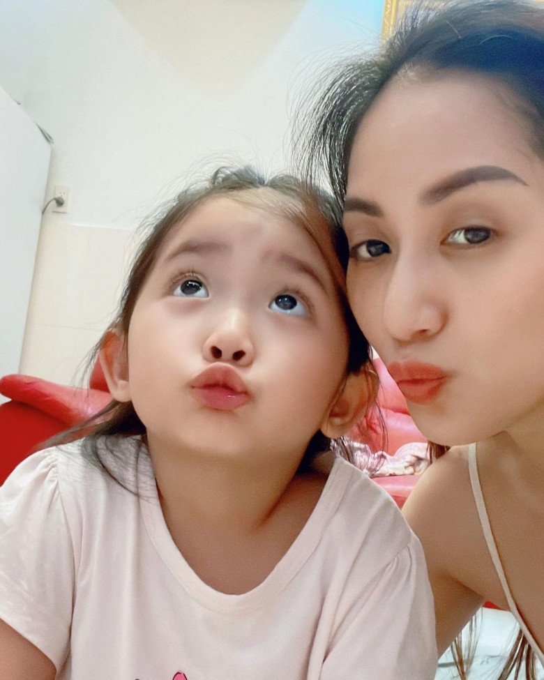 Con gái Đông Nhi 17 tháng đã selfie chuyên nghiệp cùng mẹ, biết chu môi cực đáng yêu - 17