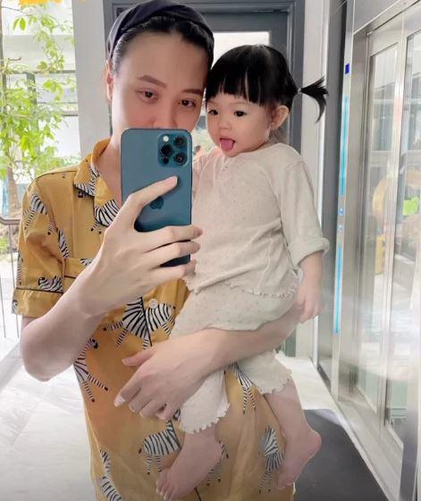 Con gái Đông Nhi 17 tháng đã selfie chuyên nghiệp cùng mẹ, biết chu môi cực đáng yêu - 13