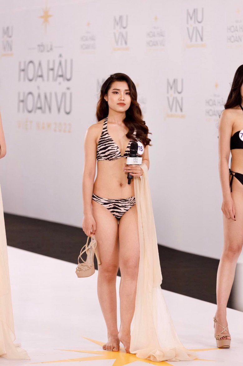 Dressed in frivolous attire, this Miss Universe North contestant was criticized for hiding her figure and hiding her curves - 7