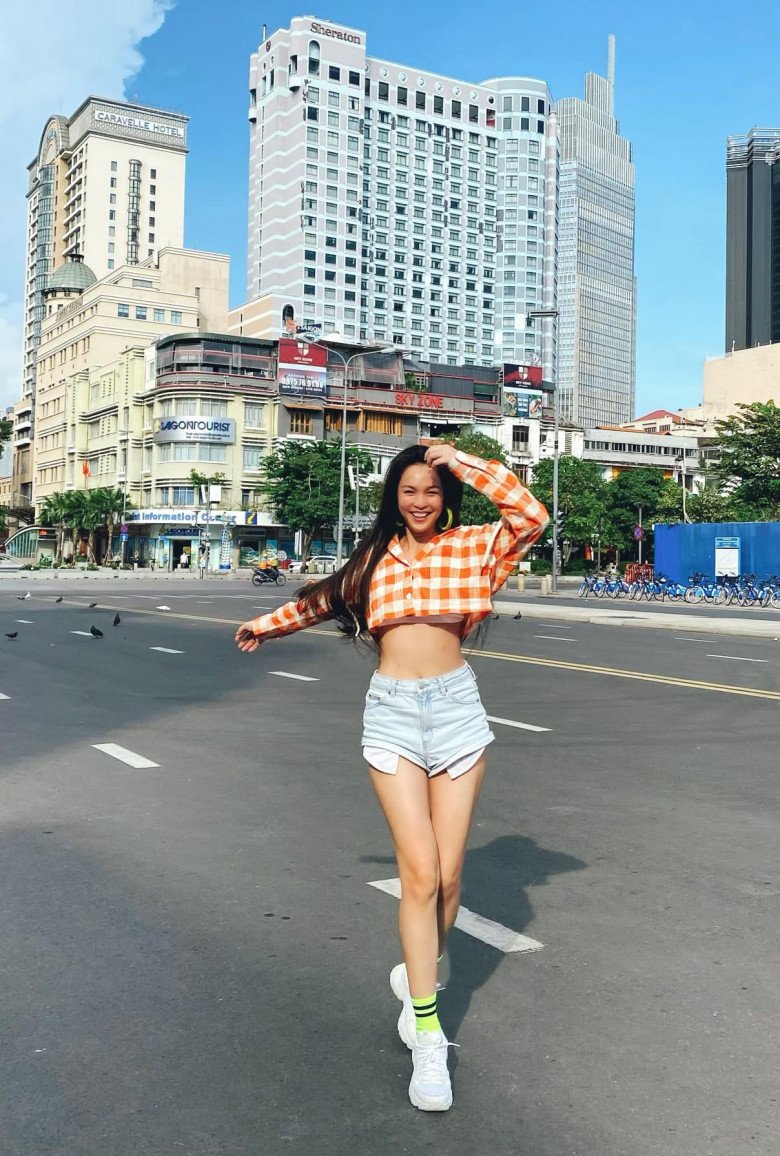 Hien Thuc goes to the cinema to wear shorts and above, 40 years old, few dare to wear them!  - 3