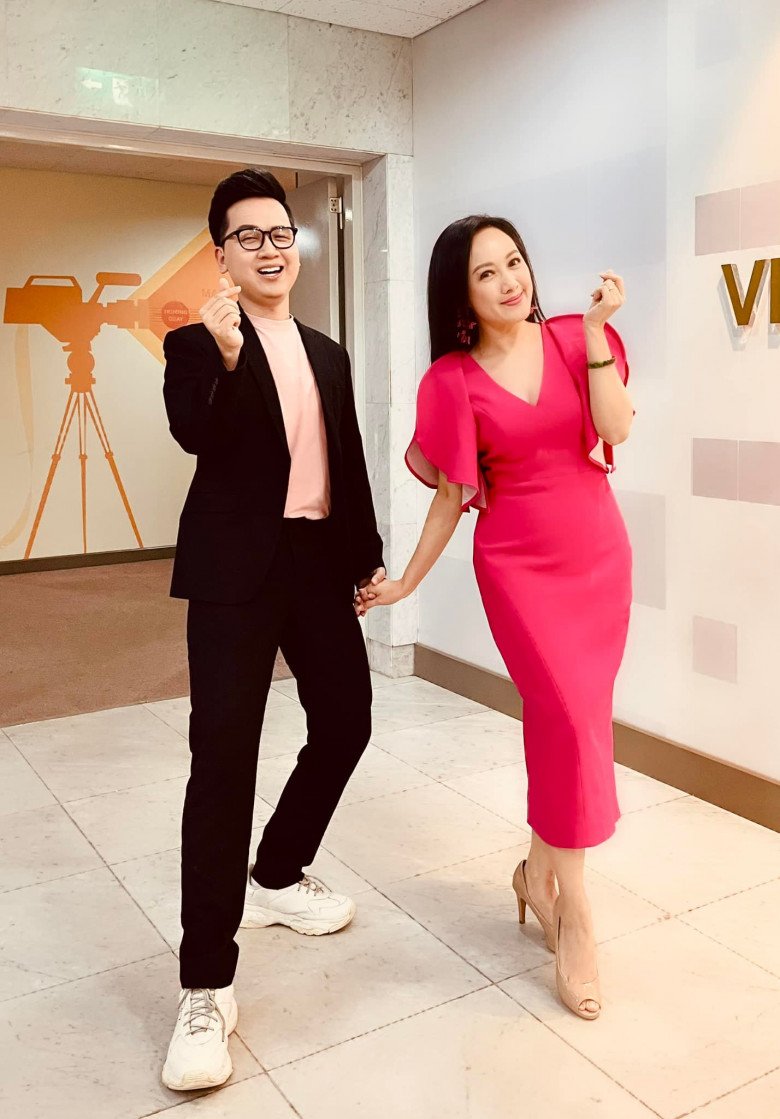 Leaving the news, BTV Hoai Anh wears a dress with a deep slit, showing off her hidden advantages - 5