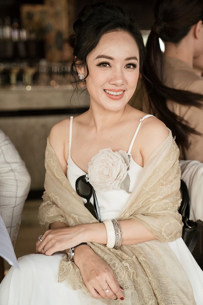 Leaving the news, BTV Hoai Anh wears a deep cut dress, showing off her hidden advantages - 11