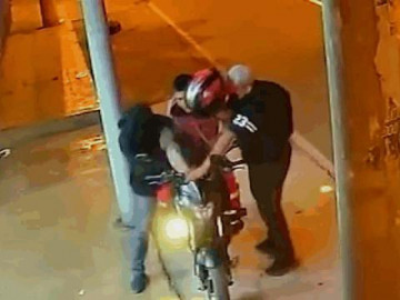  Clip: Đi cướp xe máy, nam thanh niên lỡ tay bắn chết đồng bọn 