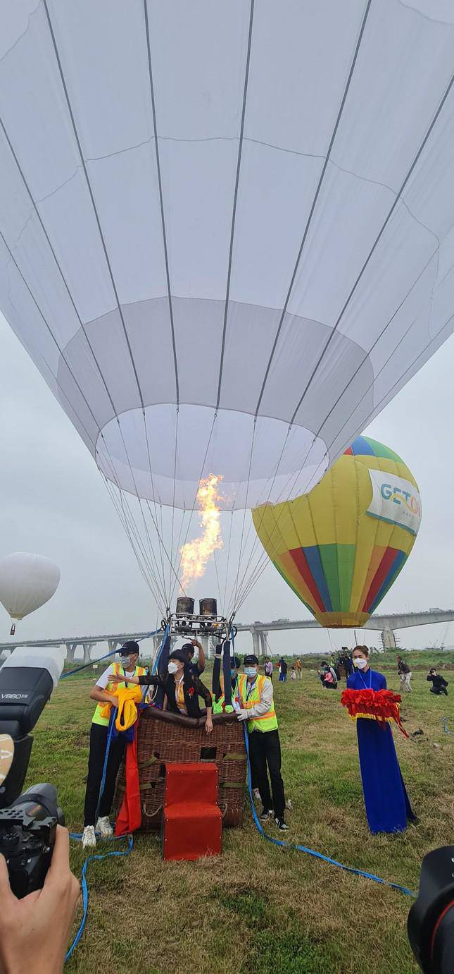 Visitors experience flying hot air balloons, watching Hanoi from above - 4