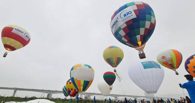 Visitors feel the experience of flying a hot air balloon, watching Hanoi from above - 1