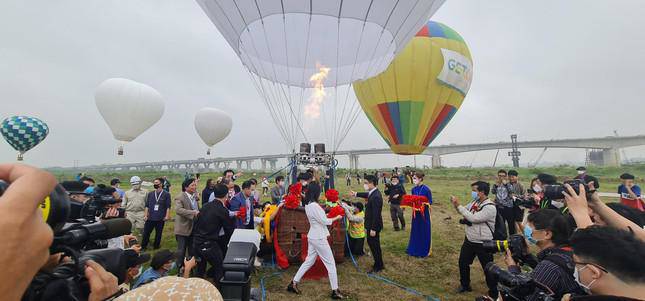 Visitors feel the experience of flying a hot air balloon, watching Hanoi from above - 2