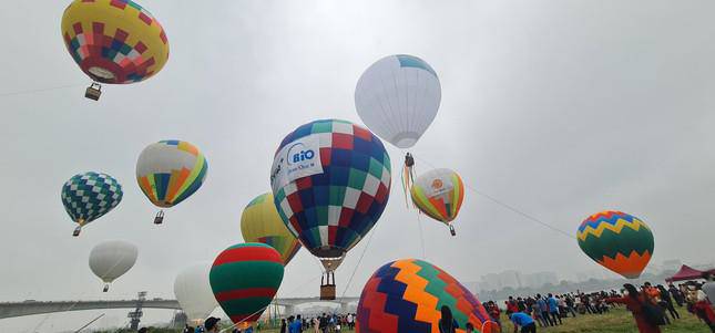 Visitors feel the experience of flying a hot air balloon, watching Hanoi from above - 3 minutes