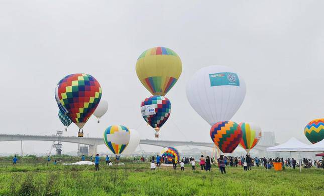 Visitors feel the experience of flying a hot air balloon, watching Hanoi from above - 5 minutes