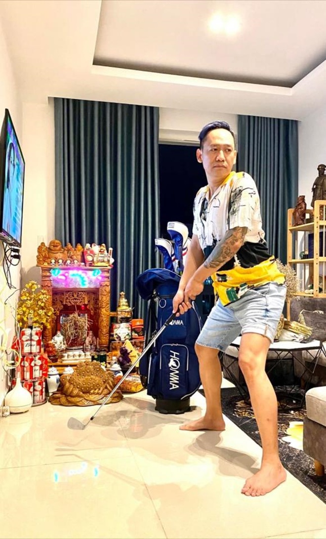 Duy Manh posted a photo of amp;#34;relyingamp;#34;  Hien Ho is in love, revealing that his wife is feeding his sandals amp;#34;  - 4