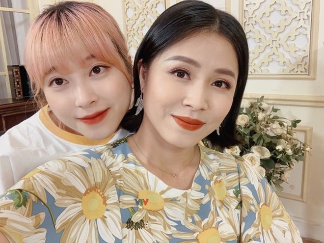 The editor's sister Hoai Anh looks like amp;#34;Tayamp;#34;  and his nose is taller than his sister, he has a pair of sisters who look like twins - 13