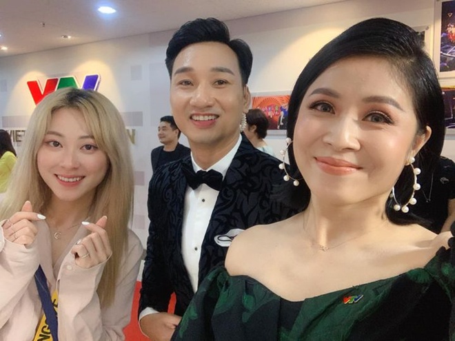 The editor's sister Hoai Anh looks like amp;#34;Tayamp;#34;  and his nose is taller than his sister, he has a pair of sisters who look like twins - 14