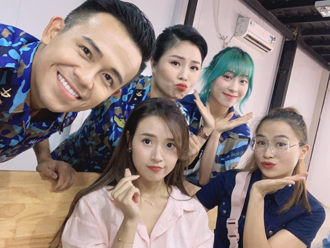 The editor's sister Hoai Anh looks like amp;#34;Tayamp;#34;  and his nose is taller than his sister, he has a pair of sisters like twins - 15