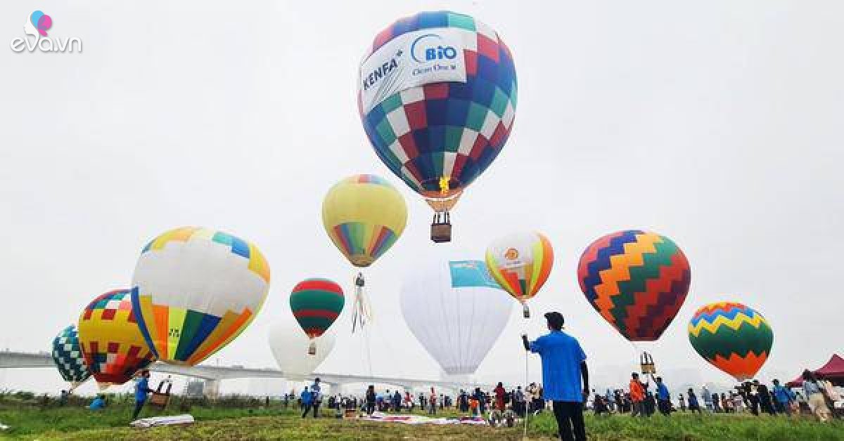 Visitors feel the experience of flying a hot air balloon, watching Hanoi from above