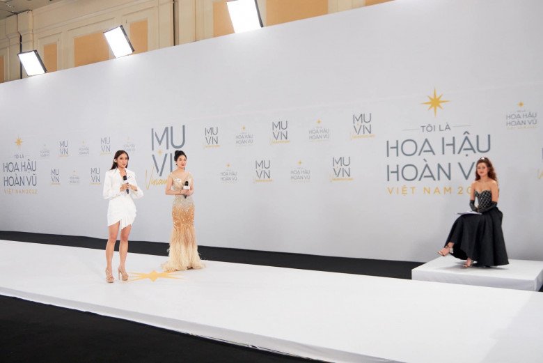 Vào phỏng vấn, thí sinh Hoa hậu Hoàn vũ mặc váy lông vũ chặt chém luôn dàn BGK - 4