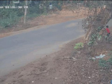  Clip: Tông trúng xe máy, cậu bé thoát chết thần kỳ trước đầu xe buýt 