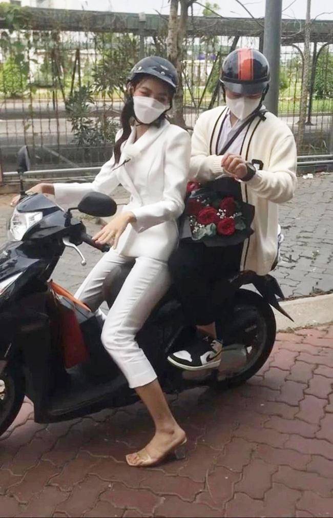 Miss earned 70 billion riding a motorcycle to run the show, but the quality is not as good as the wife of the giant Quy Binh - 7