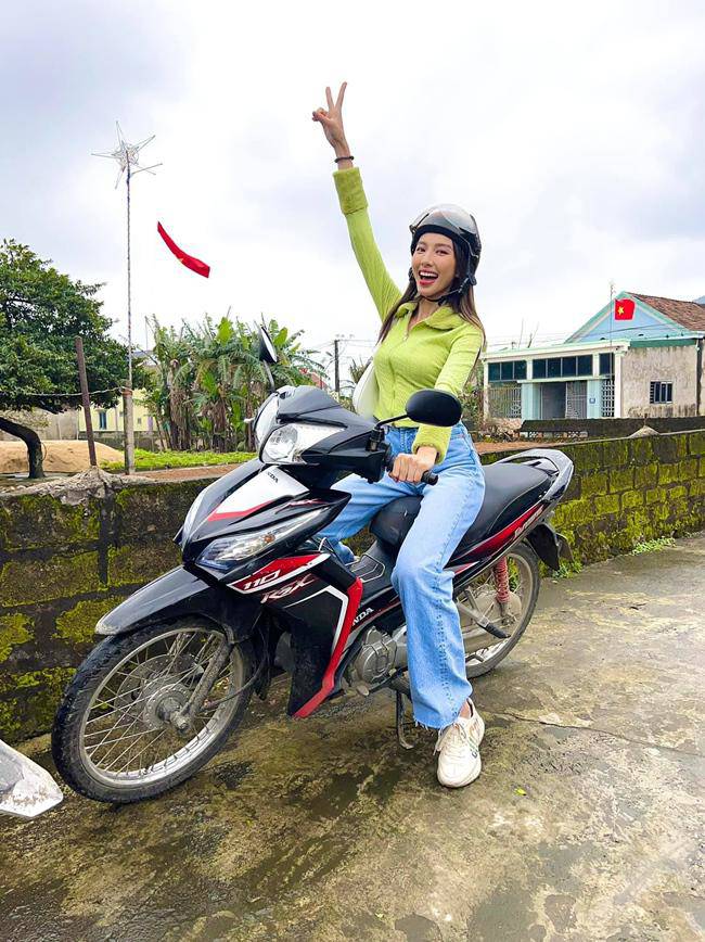 Miss earned 70 billion riding a motorcycle to run the show, but the quality is not as good as rich wife Quy Binh - 9