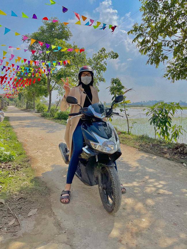 Miss earned 70 billion riding a motorcycle to run the show, but the quality is not as good as rich wife Quy Binh - 17