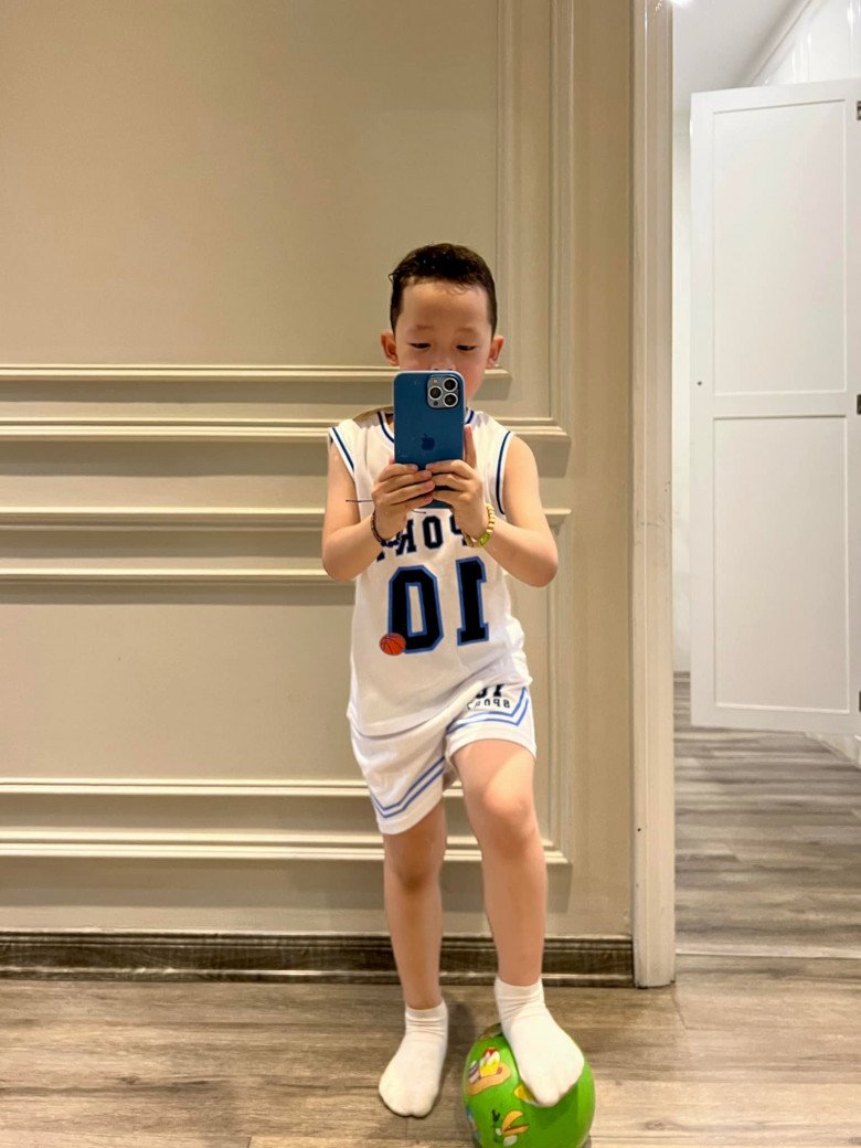Ly Kute's 6-year-old son, a tall and handsome boy in a series of rare photos - 5