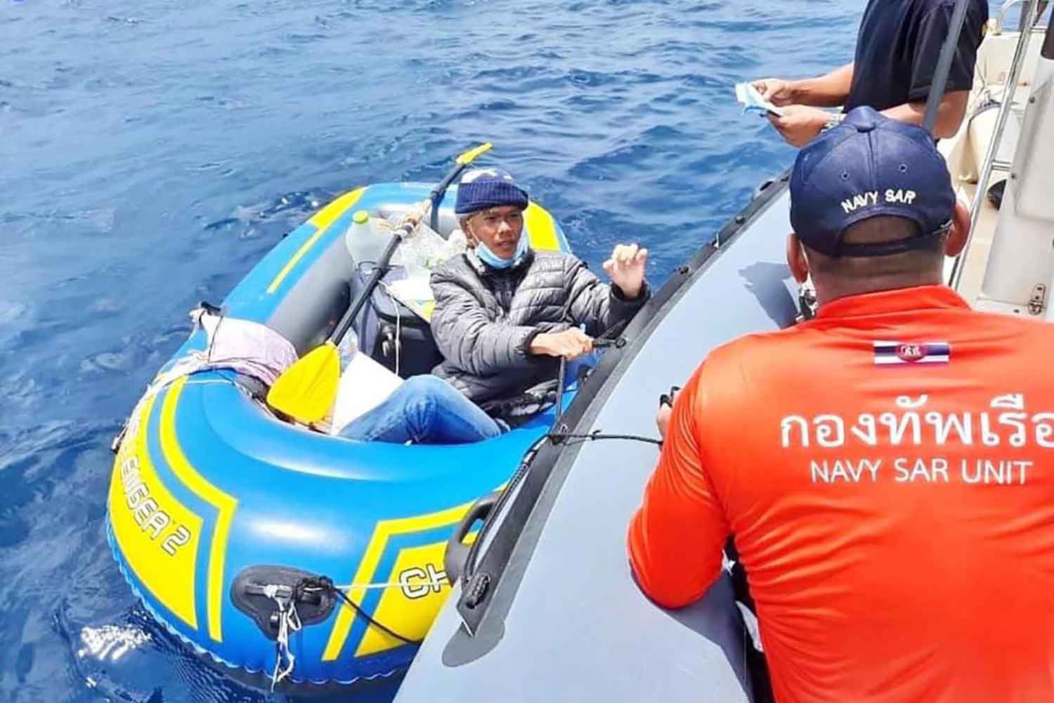 Unexpected information about 18-day Vietnamese man rowing plastic boat to India to visit his wife - 1