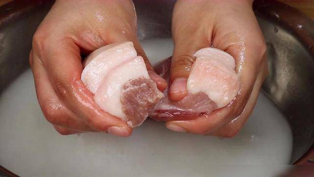 Wash the meat with water the more dirty it becomes, soak the meat in it, 10 minutes clean - 4