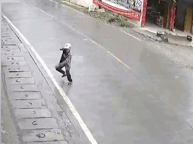 Clip Eva - Clip: Phản xạ cực nhanh, người đàn ông thoát chết ngay trước đầu ô tô