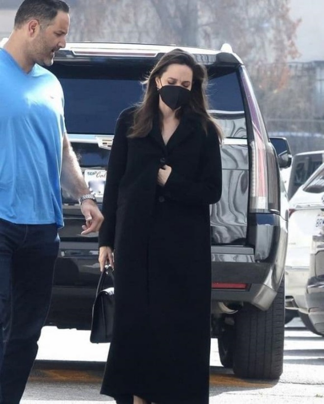 Angelina Jolie reveals photos of her frowning bodyguard, seeing the position of her hands makes fans worried - 3