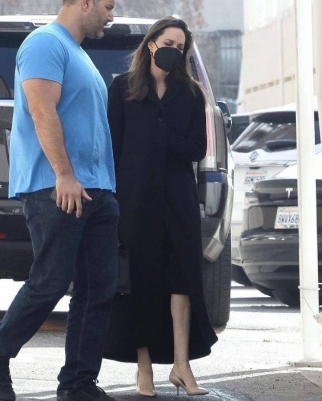 Angelina Jolie reveals photos of her frowning bodyguard, seeing the position of her hands makes fans worried - 4