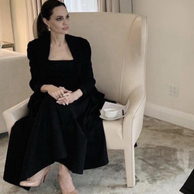 Angelina Jolie reveals photos of her frowning bodyguard, seeing the position of her hands makes fans worried - 5