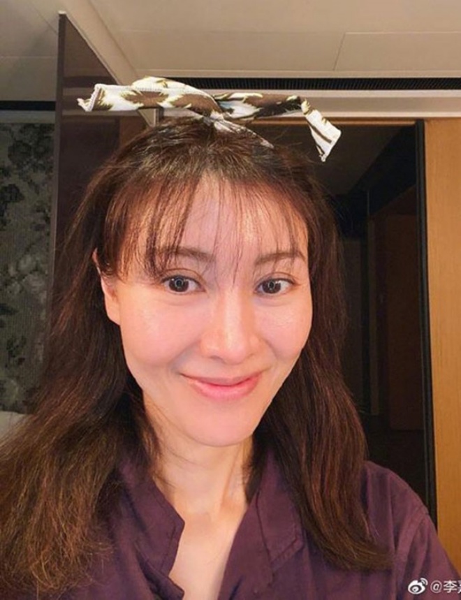 The most beautiful Miss Hong Kong at the age of 51 is still confident showing off her naked face, shocked netizens - 4