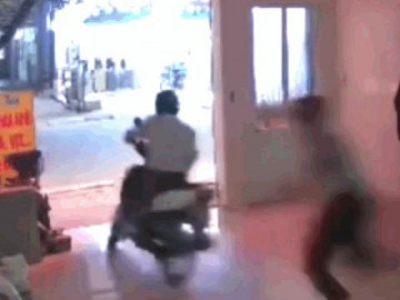 Clip: Chủ nhà quật ngã, tóm gọn tên trộm xe máy ngay trước cửa
