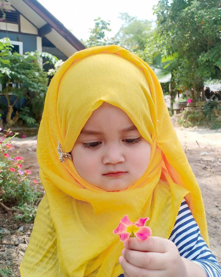 Daughter is praised as beautiful as a doll, her mother's appearance makes everyone explode - 9