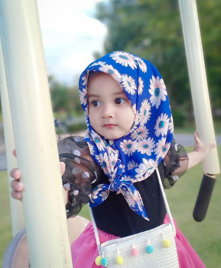 Daughter is praised as beautiful as a doll, her mother's appearance makes everyone explode - 5