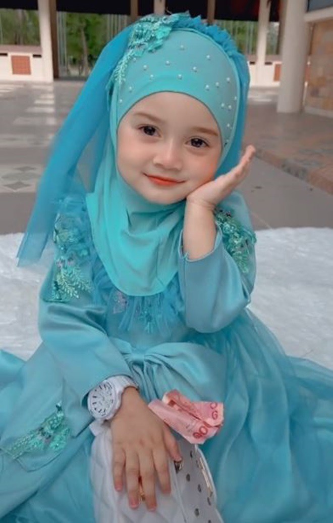 Daughter is praised as beautiful as a doll, her mother's appearance makes everyone explode - 10